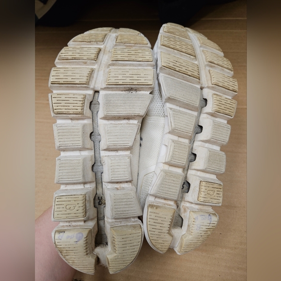 On Cloud On Running White Sneakers Size 7.5 - Picture 4 of 9